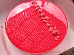 Comme il s'agit donc d'un reste de bavaroise, je n'ai pu remplir que 3 cavités du moule, mais avec les quantités que je vous donne, vous pourrez remplir les 8. Entremet Mousse Fraise Insert Cremeux Citron Et Glacage Miroir Rose Les Gourmandises De Nemo