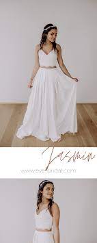 Check spelling or type a new query. 2 Teiliges Brautkleid Mit Perlenbestickter Spitze Rock Aus Seide Dunne Trager In Ivory Fliessendes Boh Zweiteiliges Hochzeitskleid Hochzeitskleid Brautkleid