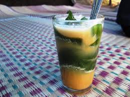 Es suteh cincau adalah es susu,teh, dan cincau. Saranjajanan Es Cincau