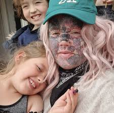 Nessuno mi accetta” Mamma non trova lavoro per i tanti tatuaggi: il grido  di disperazione della donna >> https://bit.ly/3Lew2Vm