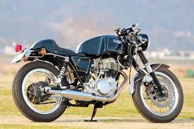 取材協力 ティンマシンモーターサイクル 末永く乗り続けられる シックな大人のカフェレーサー カフェレーサーを得意とする和歌山県のティンマシン 今回紹介する同店によるカスタムsrもまた カフェレーサースタイルとなっている しかし 前後にロングフェンダー