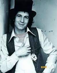 Quel brano in cui immaginò le sue ultime ore e l'inedito in arrivo. Rino Gaetano 40 Anni Dalla Sua Morte