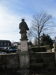 Jána nepomuckého sa nachádza na podstavci pri múre kostola kúsok od brány do areálu kostola. Sv Jan Nepomucky Lipova Ustecky Kraj Cesko St John Statue Of Liberty Statue