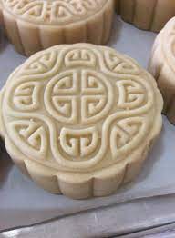 之前不敢动手制作月饼 因为总是时觉得自己不以拿捏得好 怕到时花费 时间 和浪费材料 那不是更划不过来 但是 烘焙这条路是有惊有喜的 久而久之 是会上瘾的 今天是第三次制作了 而且是越战越勇 越做就越 moon cake food yummy