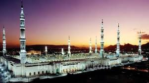 Pada malam hari, masjid ini bermandikan cahaya yang sangat terang benderang. Berusia 1441 Tahun Ini Sejarah Masjid Nabawi Beritajatim Com