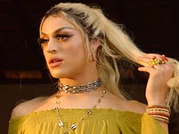 Mandando ver, no vício da batida querendo se envolver no estilo diferente, que vai passar mal viro sua mente com meu corpo sensual minha boca é quente, vem não tem igual tá. Corpo Sensual De Pabllo Vittar E O Clipe Brasileiro Que Atingiu A Marca De 1 Milhao De Likes Mais Rapido Popline