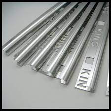 Der bereich, der jetzt noch von der rückseite der zweiten teppichfliese (2) sichtbar ist, wird zu dem benötigten randstreifen. Aluminium Silber Farbe Polierte Fliese Randstreifen Buy Aluminium Fliesen Schneiden Keramikfliesen Randstreifen Aluminium Silber Farbe Polierte Fliese Randstreifen Product On Alibaba Com