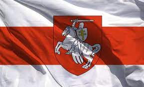 Biała flaga z czerwonym paskiem pośrodku jest wykorzystywana przez białorusinów podczas protestów przeciwko sfałszowanym wyborom, mińsk, 13 sierpnia 2020. Bialo Czerwono Biala Flaga W Historii Bialorusi Monarchia Info Pl