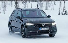 Volkswagen l sst wegen der neuen abgasmesszyklen nach den werksferien die produktion im stammwerk in. Restyled 2021 Vw Tiguan Hides Golf Mk8 Face Under Deceptive Camouflage Carscoops