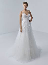 Das kleid hat aufgenähte blumen und einen neckholder. Passion Brautmoden Passion Brautmoden Brautkleider