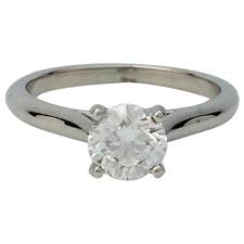 Cartier propose sur son site ce solitaire incontournable devenu un véritable classique en matière de bague de fiançailles et ce depuis 1895 d'où son appellation. Infirmiere Rugueux Accumulation Bague De Fiancaille Cartier 1895 Location Corse Calvi Com