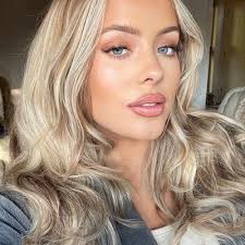 Lara Farley's Instagram, Twitter & Facebook