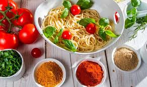 La cúrcuma fresca se puede consumir sin cocinar y se puede incluir en todo tipo de guisos, de hecho, se incluye tanto en la elaboración de zumos o batidos, como en los populares currys. 6 Recetas Con Curcuma