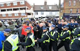 Fans with a positive result in the derby here. Police Intervene As Arsenal And Tottenham Fans Clash Before And After North London Derby Mirror Online
