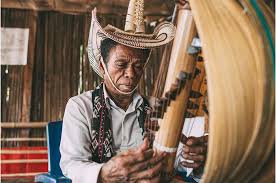 Bunyi alat musik ini dihasilkan dengan cara ditiup dan menggunakan kedua tangan untuk mengatur nadanya. Tak Hanya Angklung 4 Alat Musik Tradisional Indonesia Ini Ternyata Juga Dikenal Dunia Semua Halaman Bobo