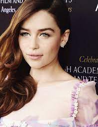 Emilia Clarke Love Her On Game Of Thrones And Even More Beautiful In Real Life Clarke Game Of Thrones Emilia Clarke Emelia Clarke