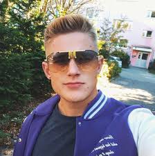 Pomagamy i chronimy” to bardzo ważne hasło dla funkcjonariuszy Policji.  Zawsze pod presją czasu mundurowi zostają wysyłani na interwencje, ratujące  ludzkie życie. Do jednej z takich akcji zostali skierowani dzielnicowi z  Oksywia,