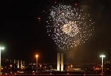 Según un artículo de bodas.net, estas tradiciones tienen origen en la alemania medieval, y fue evolucionando hasta tal punto que todos los años se regalaba un obsequio. Aniversario Wikipedia La Enciclopedia Libre
