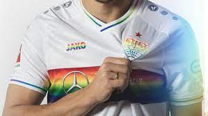 Das design des trikots für die einzelnen radsportdisziplinen unterscheidet sich in kleinen details bei der darstellung des regenbogens. Bundesliga Vfb Stuttgart Lauft Gegen Mainz Mit Regenbogentrikot Auf