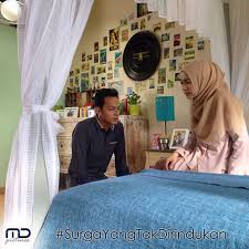 Seorang suami tersiksa dengan keputusannya untuk menikahi seorang wanita untuk menyelamatkan hidupnya, tetapi itu berarti mengkhianati istrinya. Surga Yang Tak Dirindukan Film Box Office Terbaik Di Iboma Showbiz Liputan6 Com