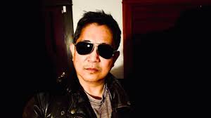 Golondrina tenor Eli Zari casually honing skills at home during the  pandemic singing Recondita armonia from Tosca by Giacomo Puccini.... maybe  a little too casual!