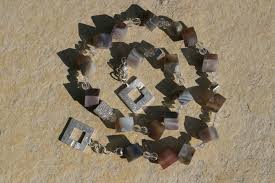 It is a unique agate available in dark and light gray and pink shades. Designkette Mit Botswana Achat 01 Erdschatz