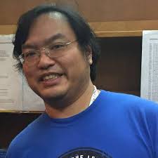 How can Zlatomir Fung travel from Sofia to Vienna with his cello after his  flight was cancelled?