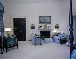 President Kennedy S Bedroom Behind The Door At Left On Bookshelves Was A Hi Fi Set Where Jackie Ken White House Interior White House Rooms White House Bedroom