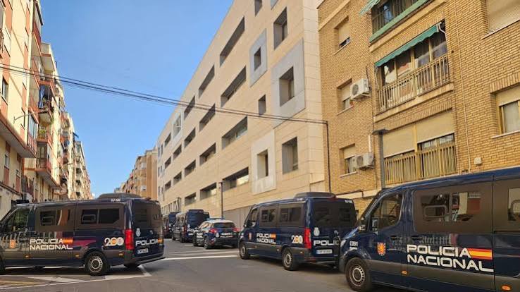 Estrella su coche contra otros dos estacionados en Alicante y acaba detenido por violencia de género
