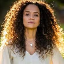 Aline Borges, atriz de “Dona de Mim”, revela que só passou a ter autoestima  depois dos 40 anos: “Hoje em dia amo o meu cabelo, o volume do meu cabelo,  amo o