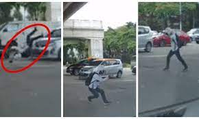 Yang dianjurkan adalah memakai masker dan masker yang dianjurkan dipakai adalah masker sejumlah pelanggar aturan penggunaan masker dihukum lari sejauh 800 meter saat digelar operasi personel polisi pamong praja menegur pengendara sepeda motor yang tidak memakai masker saat. Motor Langgar Kereta Siapa Salah