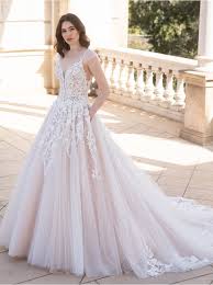 Hochzeitskleid mit viel tüchzeitskleid sweetheart. Brautkleid Mit Cut Outs Und Viel Spitze In Der Schleppe Pretty You