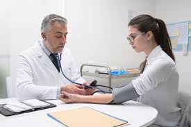În contextul creșterii valorilor tensionale diastolice, musculatura aflată în componența vaselor de sânge nu re relaxează corespunzător în intervalul cuprins între două bătăi cardiace. Totul Despre Hipertensiune Sau Tensiune Mare Cauze Simptome Tratament