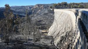 Φωτιά στην Αττική: Σπαρακτικές φωτογραφίες από το φράγμα του ...