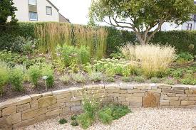 Hanggarten 10 Monate Nach Der Fertigstellung Garten Garten Landschaftsbau Gartentreppe