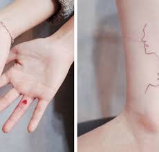 Tetování je zajímavá volba a může obsahovat něco, co symbolizuje lásku nebo osobnost páru. Galerie Mala Ale Kreativni Tetovani Pro Lidi Co Miluji Minimalismus Evropa 2