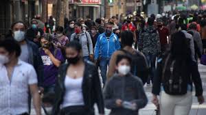 Sabemos que la cuarentena, a pesar de que es una medida durísima y entendemos claramente cuáles son aquellos efectos negativos que produce, hoy día frente a la situación particularmente de camas que estamos viviendo en la región metropolitana nos parece relevante, detalló la autoridad sanitaria. Vuelven Las Cuarentenas Que Implica Volver A La Fase 2 En La Rm