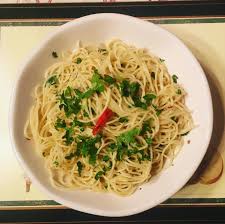 Traditional spaghetti aglio e olio is made with fresh peperoncini (red hot chile peppers) that are commonly found throughout italy. Resepi Spaghetti Aglio Olio Azie Kitchen Www Resepicepat Buzz