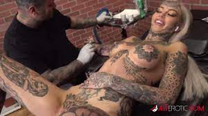 Amber Luke masturbates while getting tattooed - Free Porn Videos - YouPorn