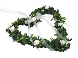 Herz Kranz Weiss Turschmuck Hochzeit Fruhling Mit Bildern Herz Kranz Tischdeco Hochzeit