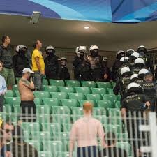 Legia warschau hooligans / während bei hooligans die gewalttätige auseinandersetzung mit anderen gruppen im vordergrund steht und fußballspiele oft nur einen anlass dazu bieten, steht bei ultras, die mehrheitlich der linken szene zuzuordnen sind, der sport im vordergrund;. Hooligans Von Legia Warschau Wollten Fanblock Von Borussia Dortmund Sturmen Bvb 09