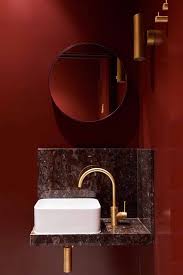 Vermelho Marrom E Dourado Um Mix De Cores Para Conferir Glamour Luxo E Sofisticacao Interior Do Banheiro Design De Interiores De Banheiro Banheiros Modernos