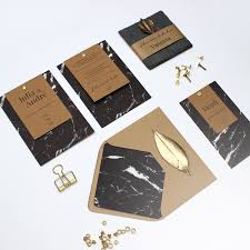 Hochzeitspapeterie Hochzeitseinladung Umschlag Menukarte Und Platzkarte Kraftpapier Und Marmorstruktur Hochze Speisekarte Hochzeitspapeterie Karten Design