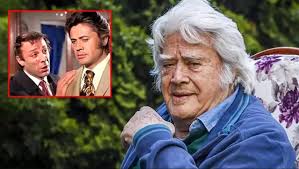 Sanat hayatına bakırköy halkevi'nde tiyatro ile başladı. Cuneyt Arkin In Munir Ozkul Anisi Duygulandirdi Basimi Omuzuna Koydum