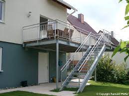 Außentreppen und stufen im garten helfen dabei, die höhenunterschiede des grundstückes zu überwinden und verleihen zugleich eine optisch einsprechende strukturierung. Pin Auf Balkon