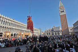 Quest'anno il volo dell'angelo è presentato da aperol, storico brand nato nel 1919 che deve al veneto non solo le proprie radici, ma anche il la discesa dell'angelo del carnevale potrà essere seguita in diretta streaming sul sito ufficiale del carnevale di venezia www.carnevale.venezia.it e sui canali. Volo Dell Angelo Al Carnevale Di Venezia La Nostra Italia