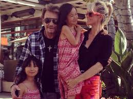 Et pour cause, le 29 juillet dernier, la famille, ainsi que quelques amis, sont allés se recueillir sur le sépulture de johnny hallyday. Laeticia Hallyday Accusee De Faire Le Vide Autour De Johnny Daniel Angelil Balance Johnny Hallyday Laetitia Hallyday Johnny Et Laeticia