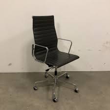 Bevor sie ihren bürostuhl kaufen, versicheren sie sich über alle eigenschaften, die der stuhl aufweist. Vitra Burostuhl Ea 119 Charles Eames Leder Grau Designermobel Koln