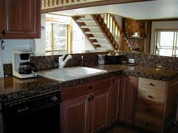 Mit ihrer kühlen eleganz setzen sie eine moderne note in jeder küche. Kleiner Offener Raum Kuche In Dunklem Braun Gemischt Mit Grauen Granit Arbeitsplatten Licht W Elegant Kitchen Design Granite Countertop Designs Kitchen Design