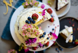 It's commonly layered with a tiered vanilla cake and filled with vanilla buttercream. Three Layered Wedding Cake With Mascarpone Frosting